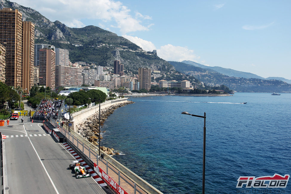 Nico Hülkenberg pasa junto al mar de Mónaco