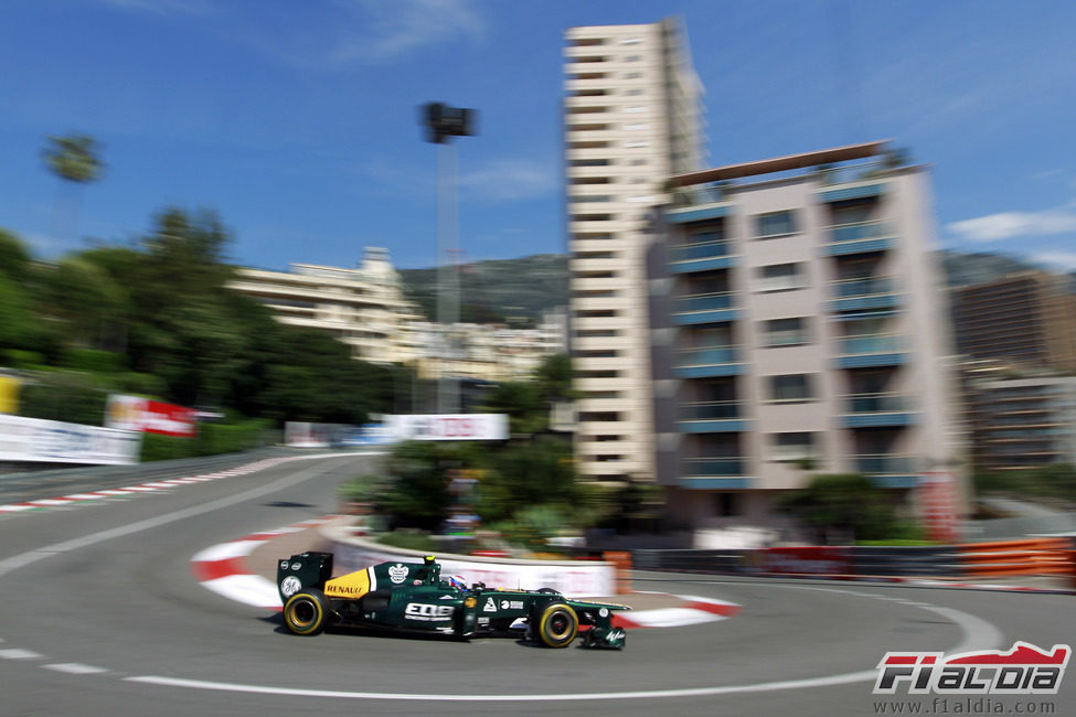 Vitaly Petrov durante los Libres 1 del GP de Mónaco