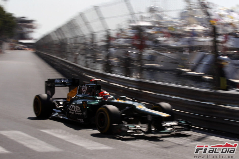 Heikki Kovalainen rueda sobre el asfalto de Mónaco