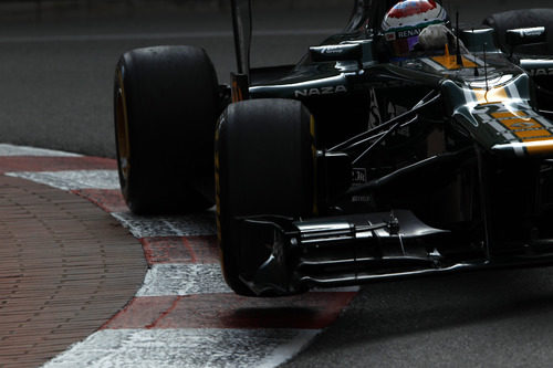Vitaly Petrov sale de una curva en Mónaco