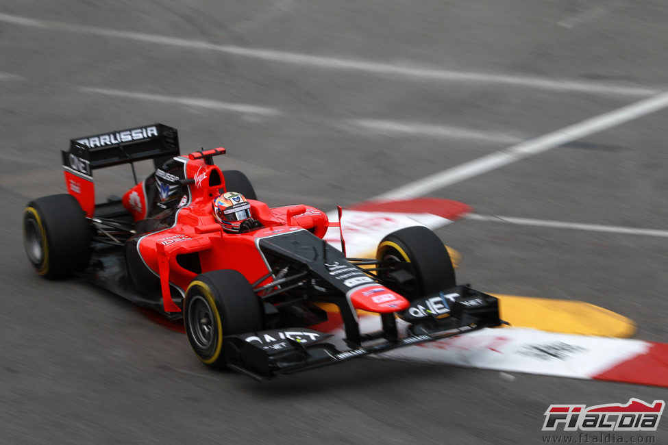 Timo Glock 'vuela' con su coche en Mónaco