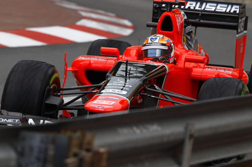 Timo Glock conduce por las calles de Mónaco