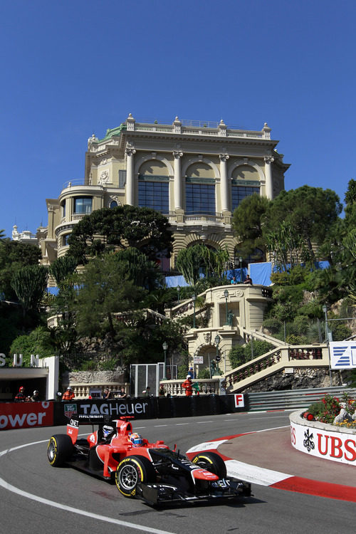 Timo Glock coge una de las curvas del circuito de Mónaco