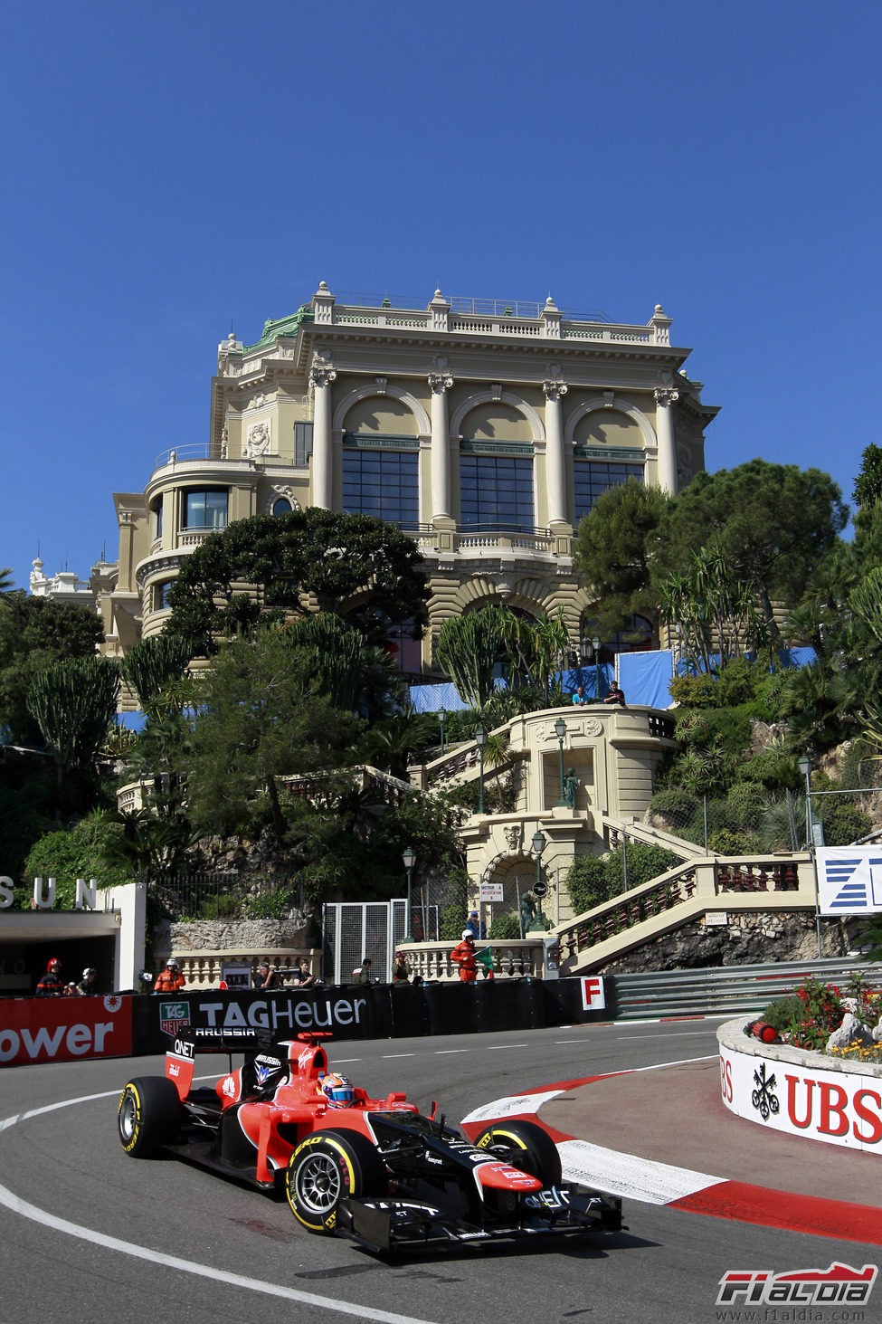 Timo Glock coge una de las curvas del circuito de Mónaco