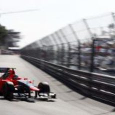 Charles Pic se prepara para coger una curva en Mónaco