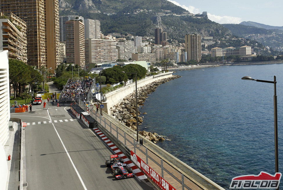 Button rueda junto al mar en los entrenamientos libres