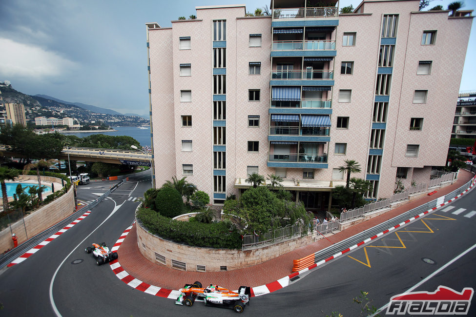 Los dos Force India en una de las curvas de Mónaco