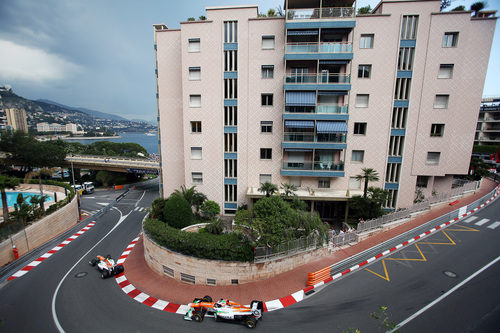 Los dos Force India en una de las curvas de Mónaco