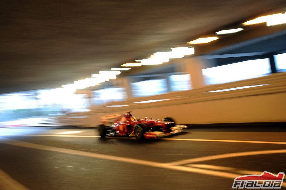 Fernando Alonso en el túnel de Mónaco durante la clasificación