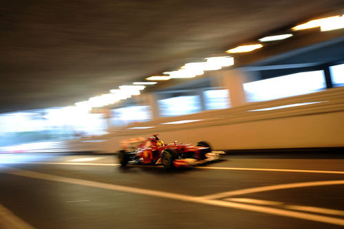 Fernando Alonso en el túnel de Mónaco durante la clasificación