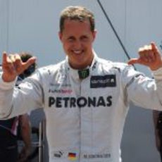 Michael Schumacher celebra el mejor crono del sábado