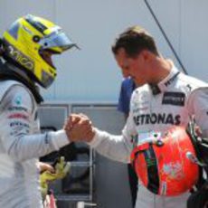 Nico Rosberg y Michael Schumacher se felicitan tras la clasificación de Mónaco 2012