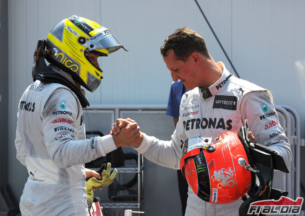 Nico Rosberg y Michael Schumacher se felicitan tras la clasificación de Mónaco 2012