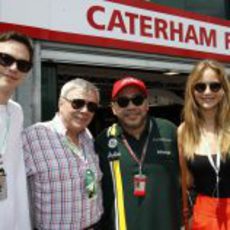 Jennifer Lawrence, Roger Hoult y Nicholas Hoult con Caterham en Mónaco