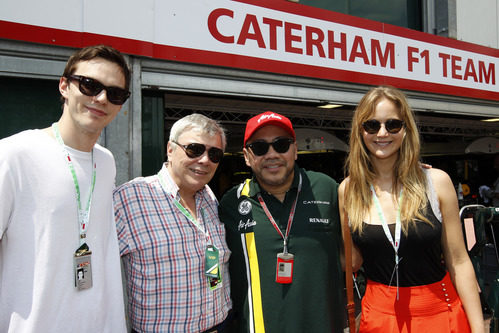 Jennifer Lawrence, Roger Hoult y Nicholas Hoult con Caterham en Mónaco