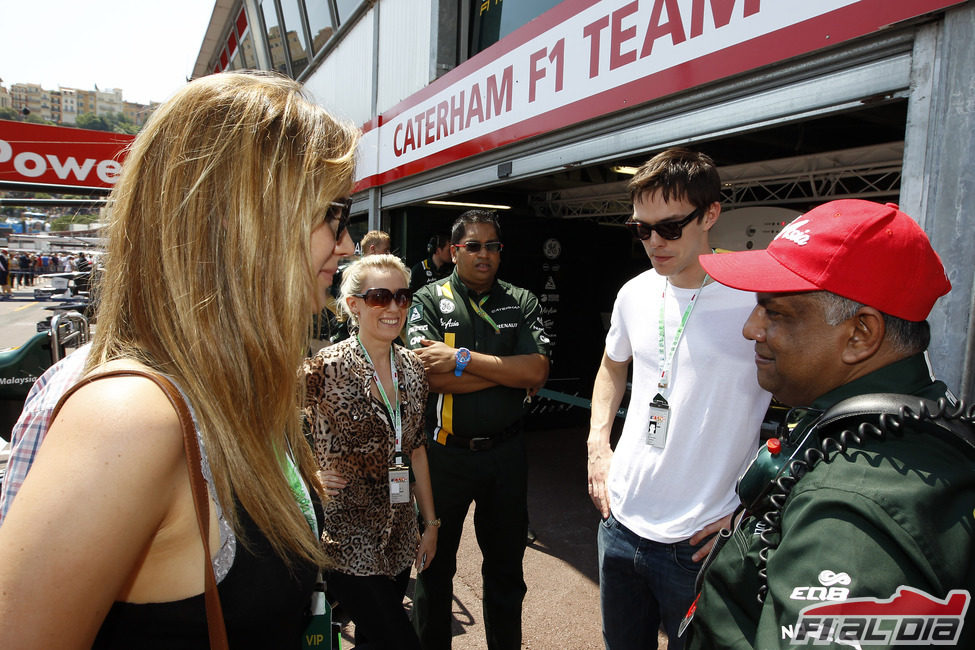 Jennifer Lawrence y Nicholas Hoult junto a Tony Fernandes en Mónaco