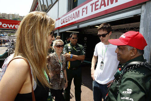 Jennifer Lawrence y Nicholas Hoult junto a Tony Fernandes en Mónaco