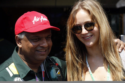 Jennifer Lawrence y Tony Fernandes en Mónaco 2012