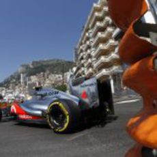 Lewis Hamilton llegando a la chicane de Montecarlo