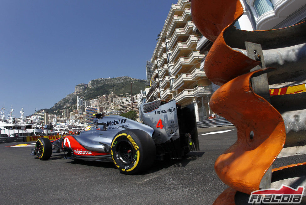 Lewis Hamilton llegando a la chicane de Montecarlo