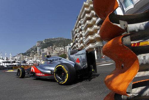 Lewis Hamilton llegando a la chicane de Montecarlo