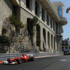 Fernando Alonso se acerca a la frenada después del túnel