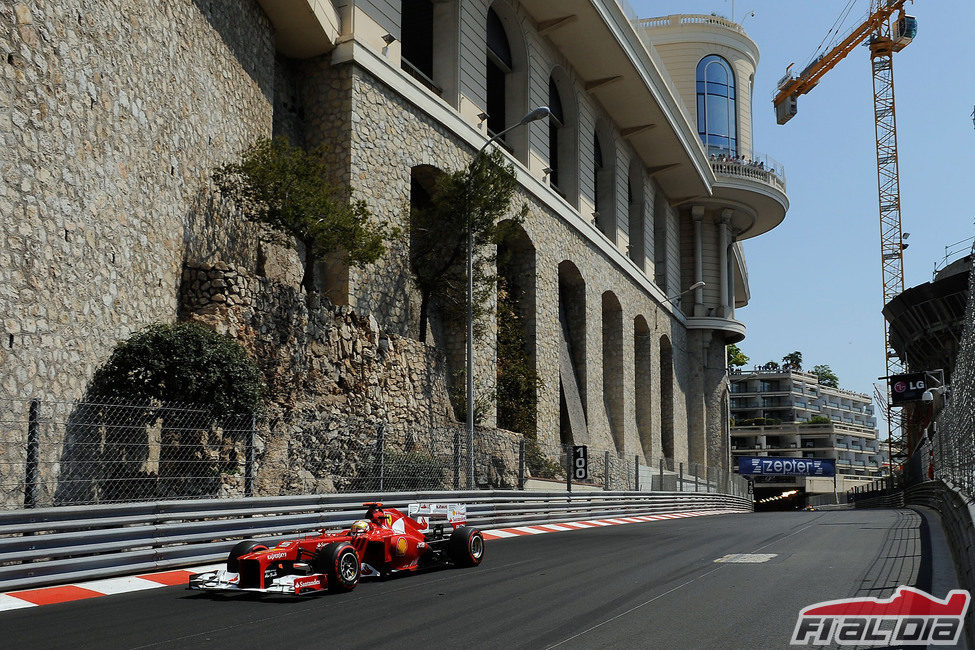 Fernando Alonso se acerca a la frenada después del túnel