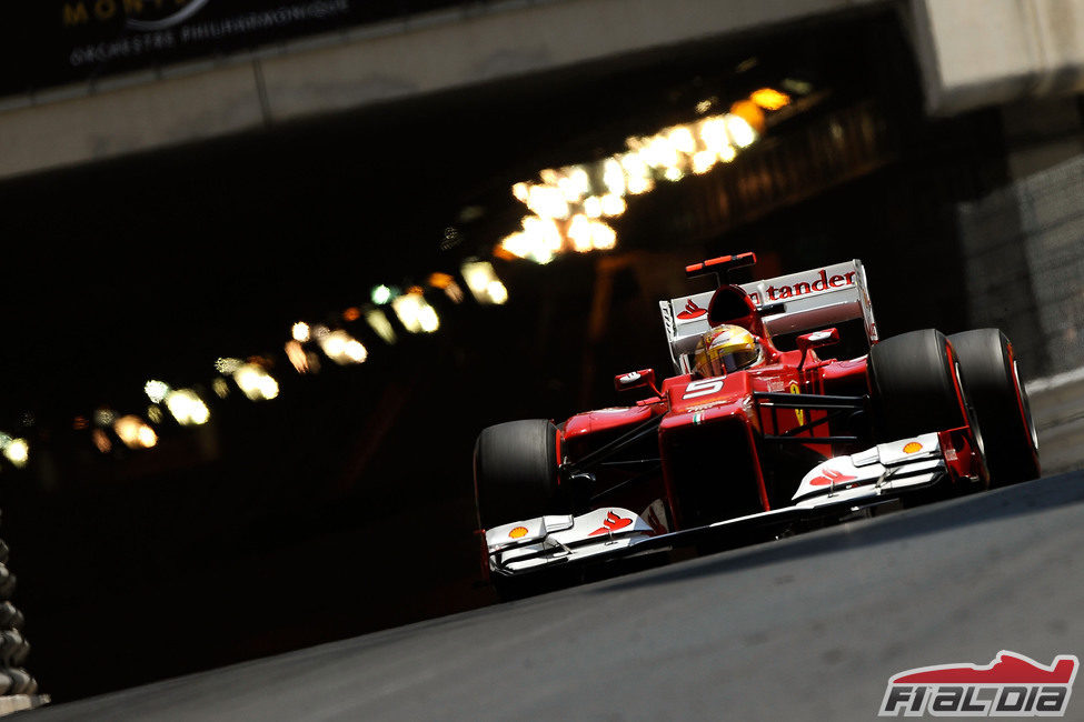 Fernando Alonso sale del túnel monegasco