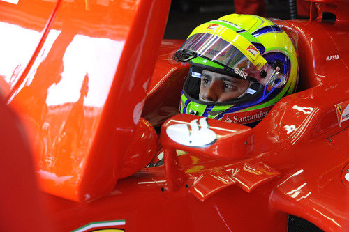 Felipe Massa observa los tiempos desde el 'box'