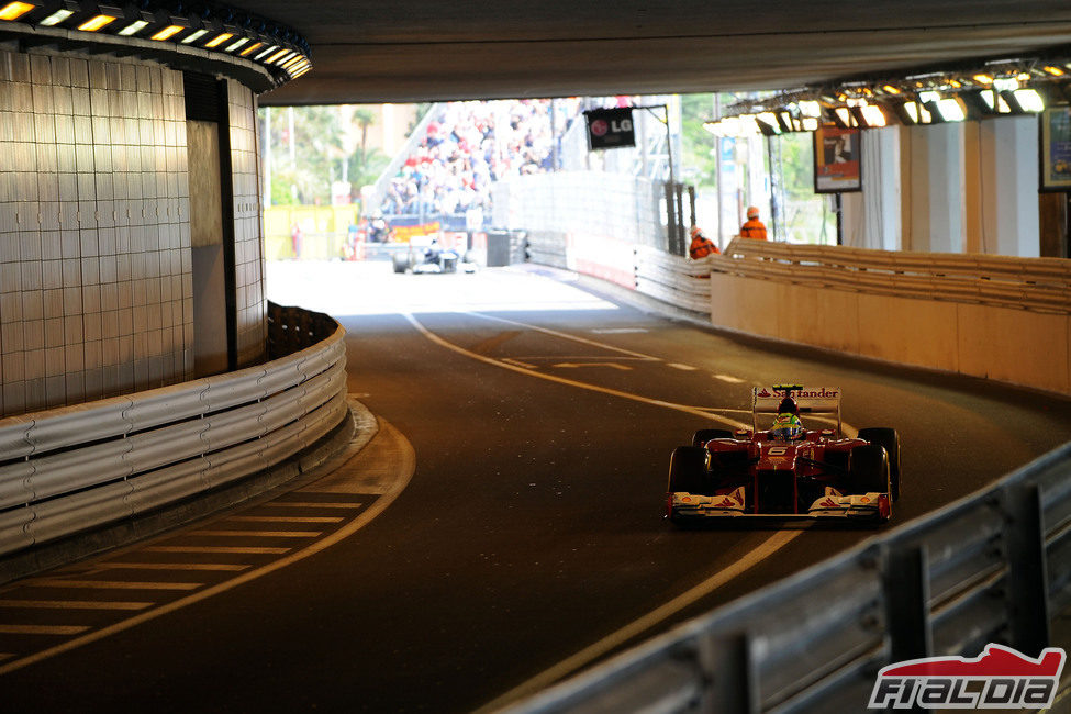 Felipe Massa pasa por el túnel del circuito de Mónaco