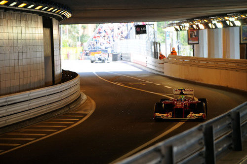 Felipe Massa pasa por el túnel del circuito de Mónaco