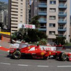 Fernando Alonso llega a la Rascasse en Mónaco