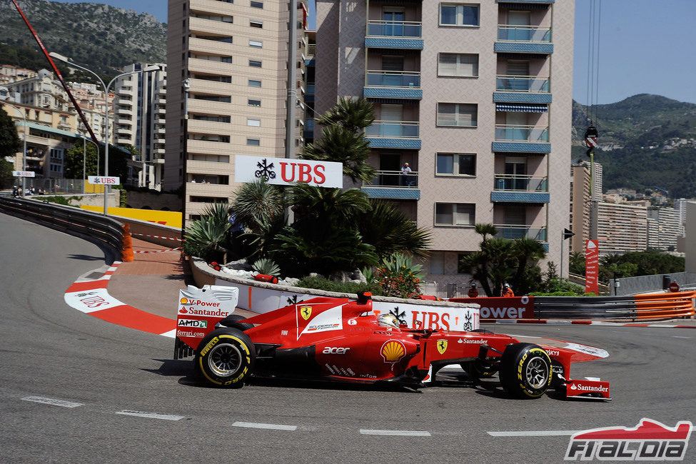 Fernando Alonso llega a la Rascasse en Mónaco