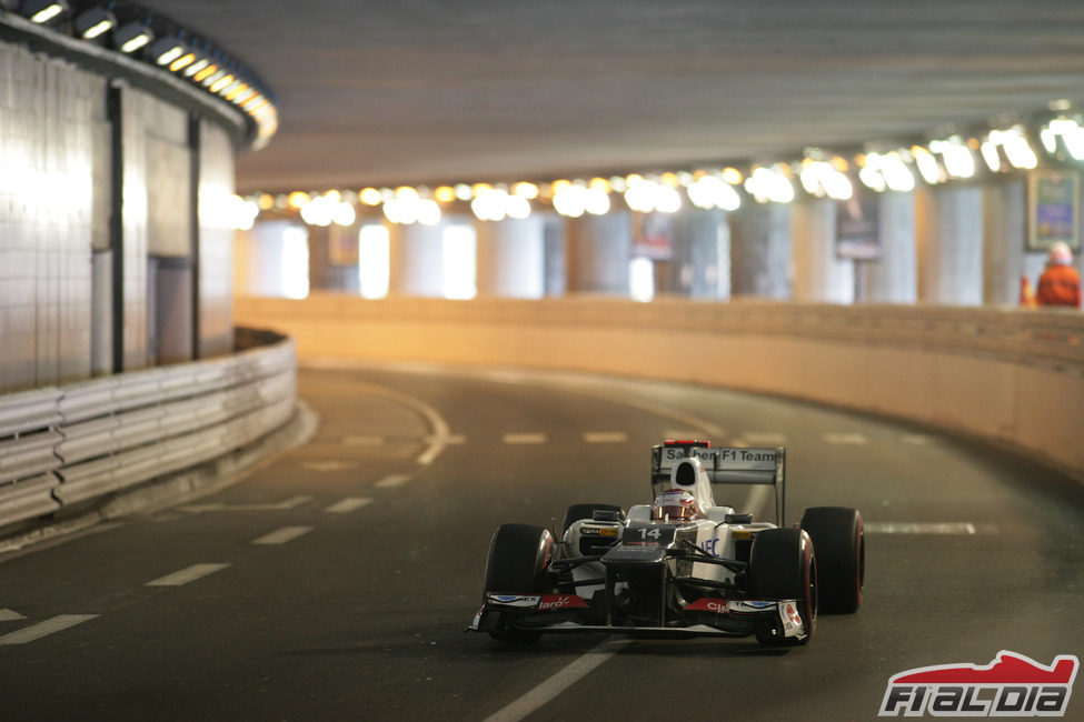 Kamui Kobayashi pasa por el túnel de Mónaco