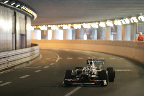 Kamui Kobayashi pasa por el túnel de Mónaco