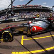 Jenson Button pasa por el 'pit lane' en Mónaco