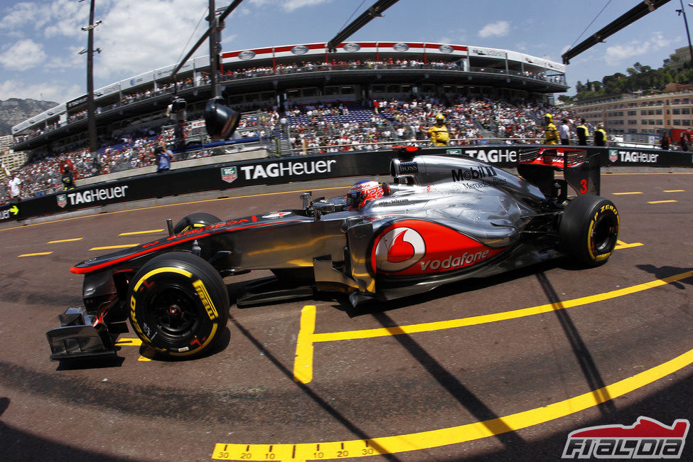 Jenson Button pasa por el 'pit lane' en Mónaco