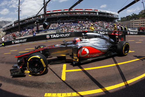 Jenson Button pasa por el 'pit lane' en Mónaco