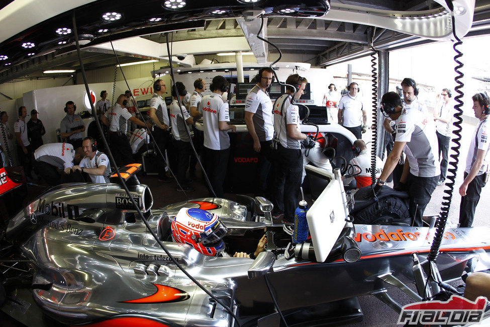 Jenson Button observa los tiempos desde el garaje de McLaren