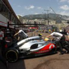 Lewis Hamilton regresa al 'box' de McLaren en Mónaco