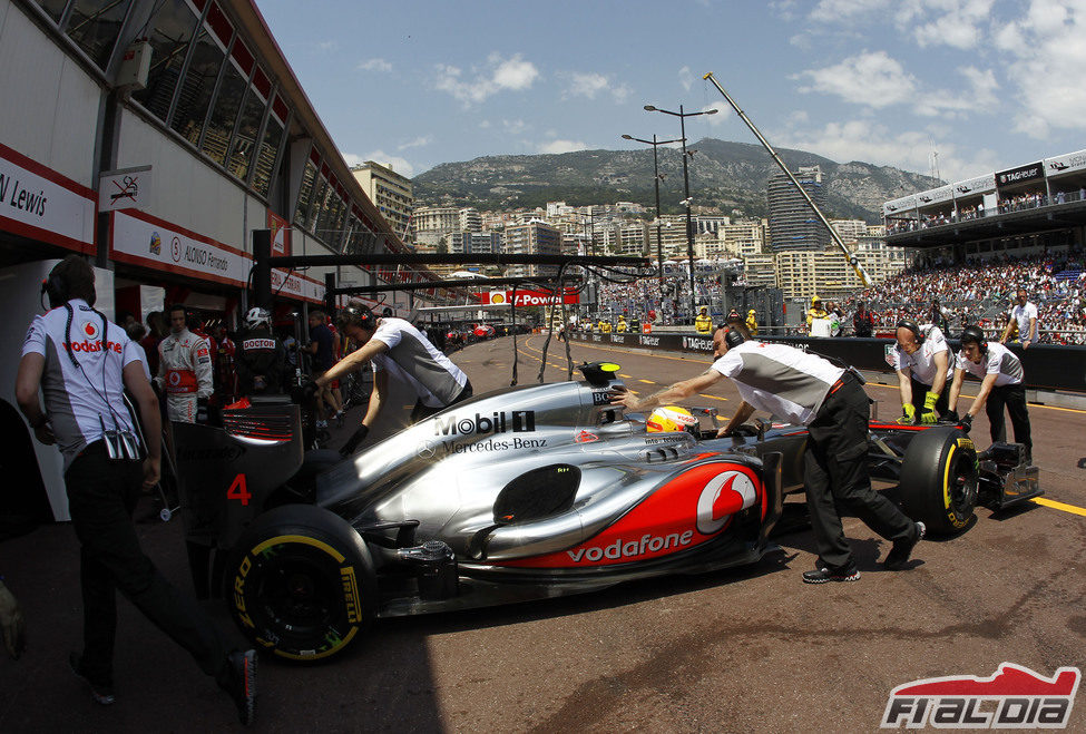 Lewis Hamilton regresa al 'box' de McLaren en Mónaco