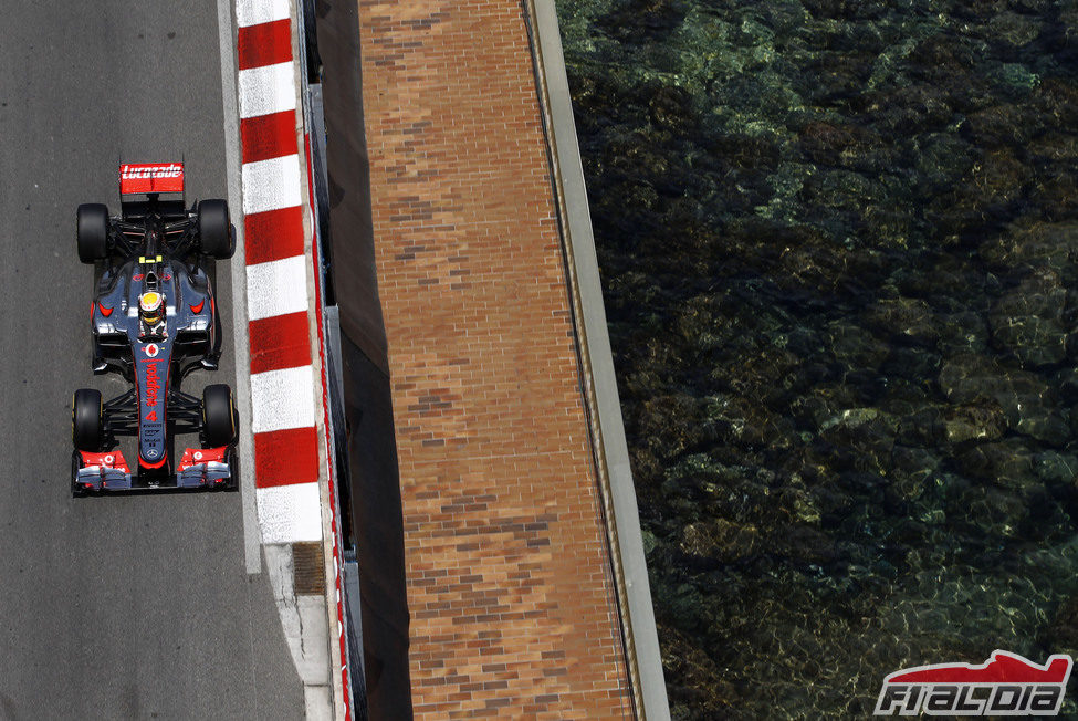 Lewis Hamilton pasa junto al mar en Mónaco