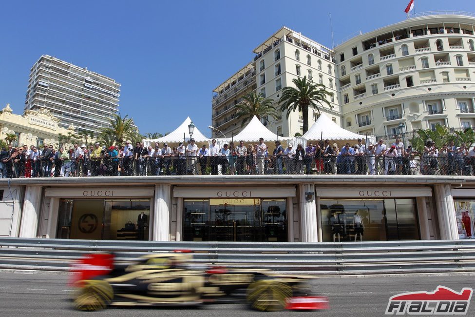 Kimi Räikkönen vuela en el circuito de Mónaco
