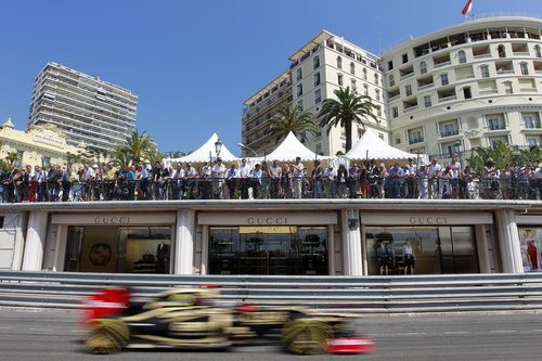 Kimi Räikkönen vuela en el circuito de Mónaco