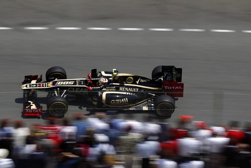 Romain Grosjean pasa junto a los aficionados en Mónaco