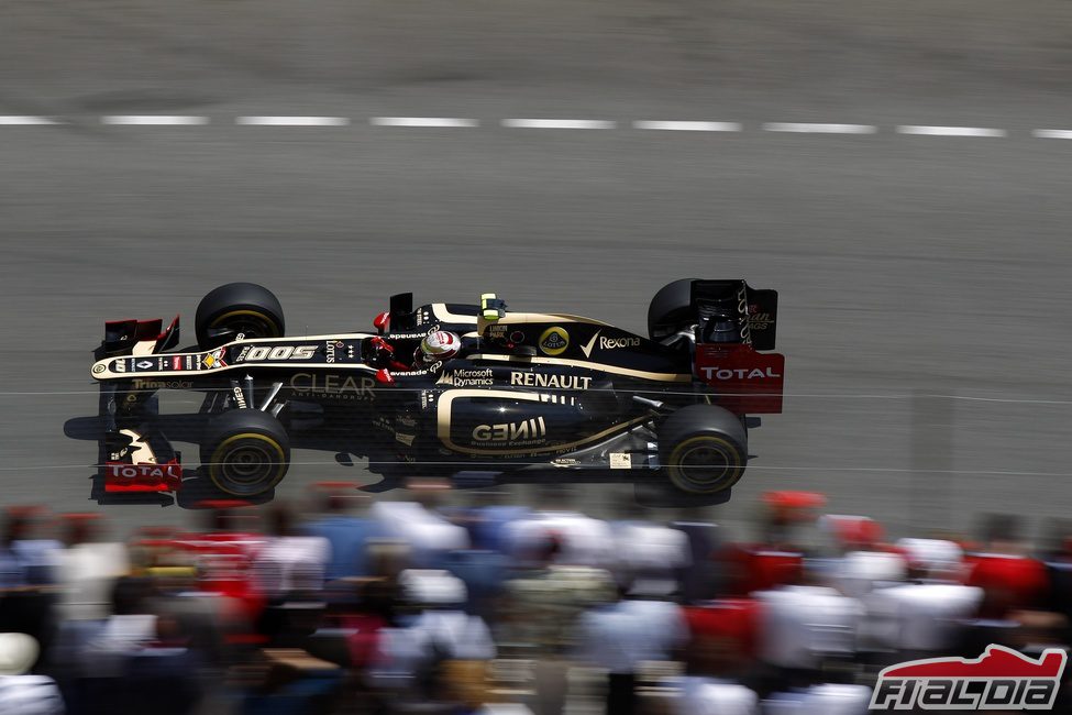 Romain Grosjean pasa junto a los aficionados en Mónaco