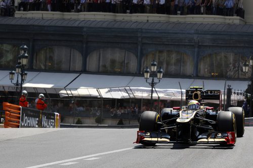 Romain Grosjean rueda durante los Libres 3 en Mónaco