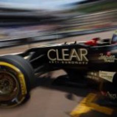 Romain Grosjean abandona el 'box' de Lotus en Mónaco