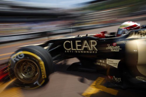 Romain Grosjean abandona el 'box' de Lotus en Mónaco