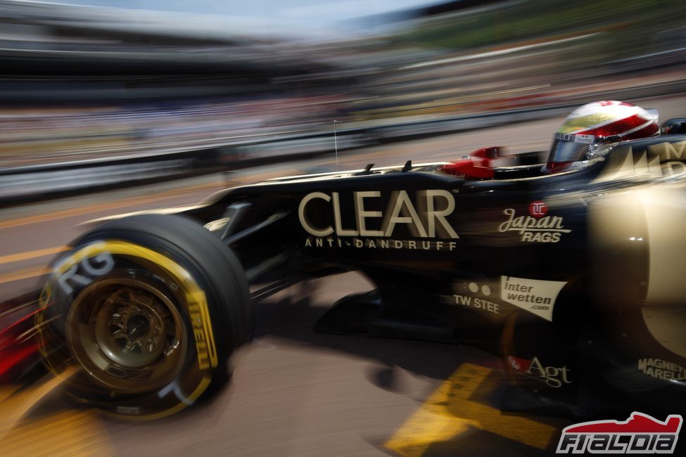 Romain Grosjean abandona el 'box' de Lotus en Mónaco